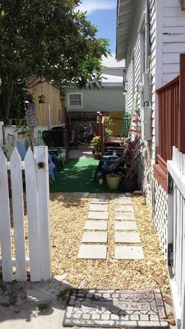 Foto del edificio - 2 bed + Den 1 bath Single Family House in Bahama Village