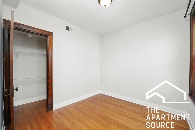 Foto del edificio - 3050 N Milwaukee Ave