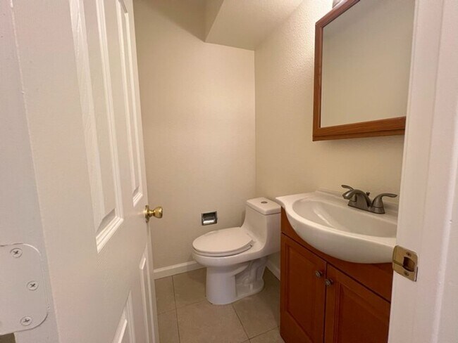 Foto del edificio - Three Bedroom Two and half Bathroom Tri...