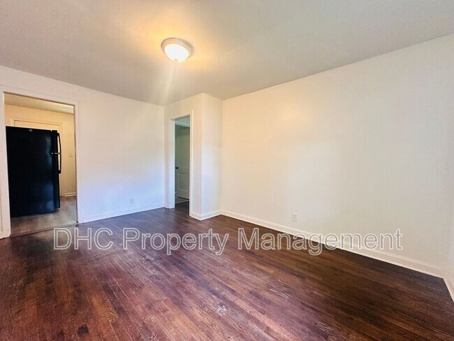 Foto del edificio - 2125 Larchwood Rd SW