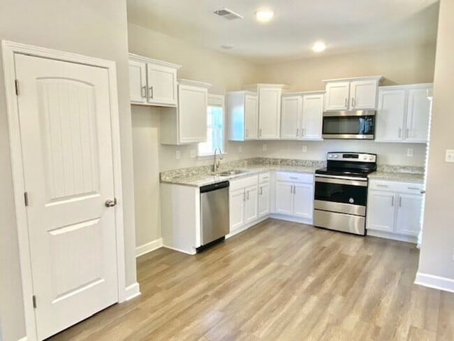Foto del edificio - Now Lasing a 4 Bedroom 2.5 bath home in Ho...