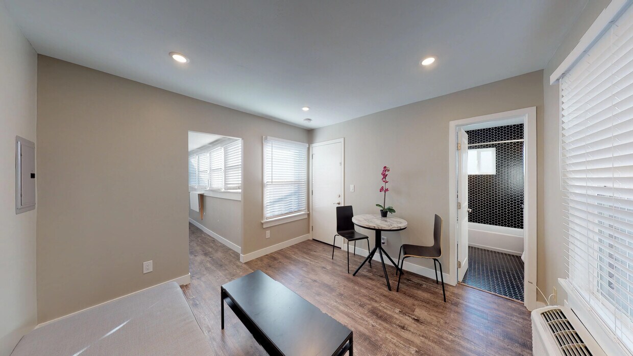 Foto principal - 4050 Illinois St