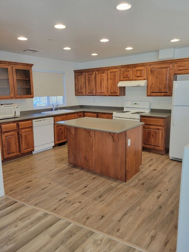 Building Photo - Stunning 3-story corner home in the NW 3 bed 3.5bath