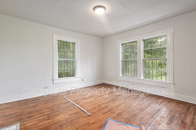 Building Photo - 213 5th St