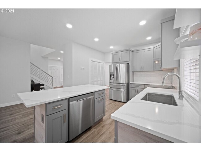 Foto del edificio - 4 Bedroom 2.5 Bath Home Recently Updated with Modern Finishes