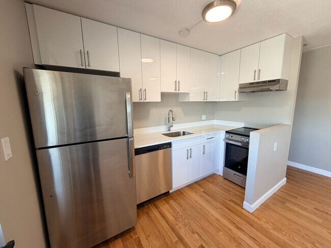 Building Photo - Avl NOW No Fee! Updated, sunny 1BR in Cushing Sq Belmont!