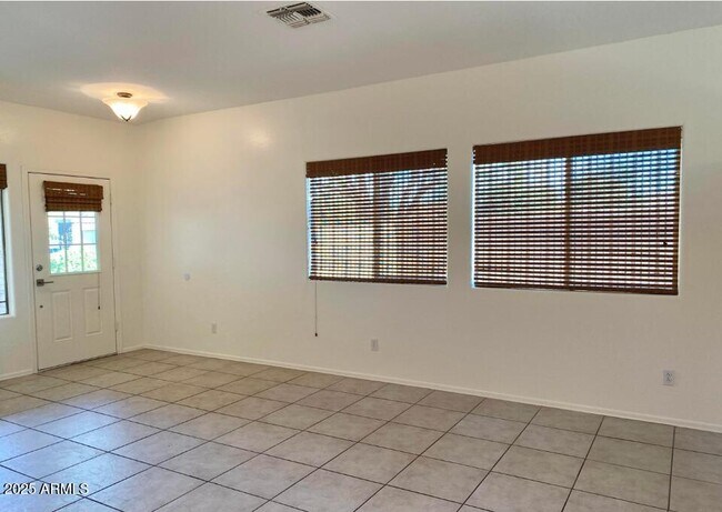 Building Photo - 3323 E Roadrunner Dr
