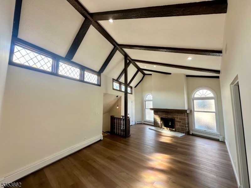 Foto principal - 547 Valley Rd