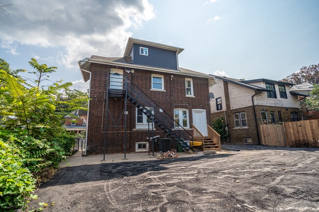 Building Photo - Spacious 2 Bedroom