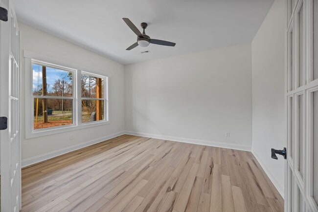Building Photo - 387 Lake Farm Dr