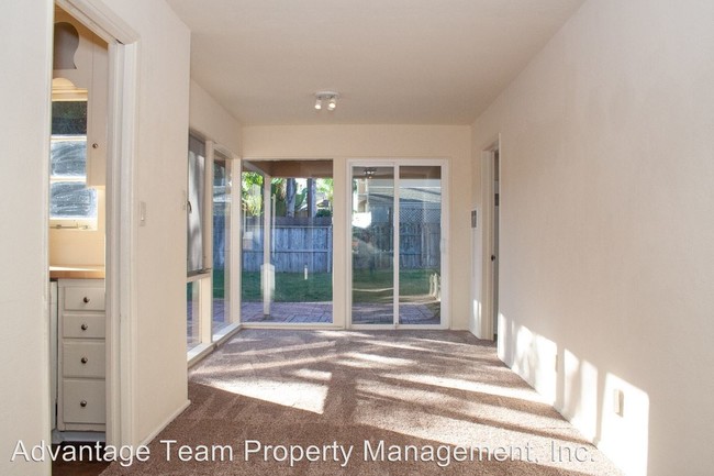 Building Photo - 8236 La Jolla Shores Dr