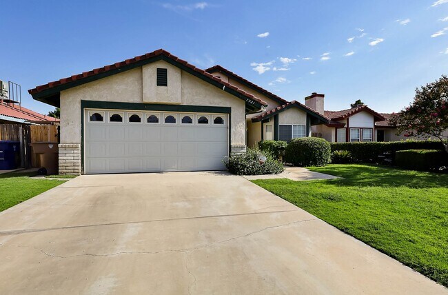 Foto del edificio - 3 Bedrooms with an office in Southwest Bakersfield!!