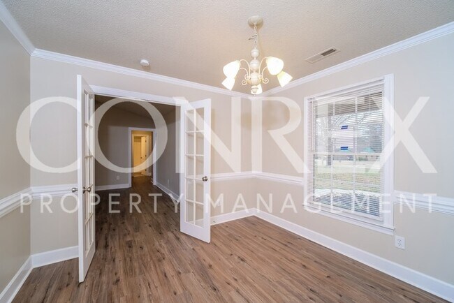 Foto del edificio - 3 bedroom brick home with study!
