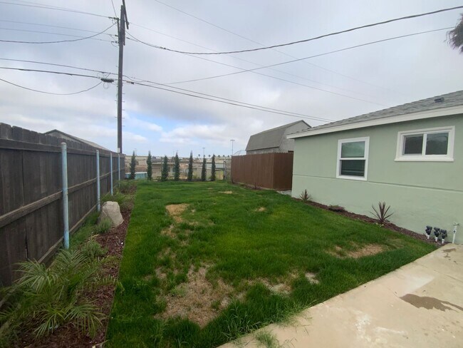 Building Photo - Great Location Close to Schools