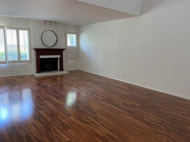 Foto del edificio - **Coming Soon** Modern Irvine Townhome in ...