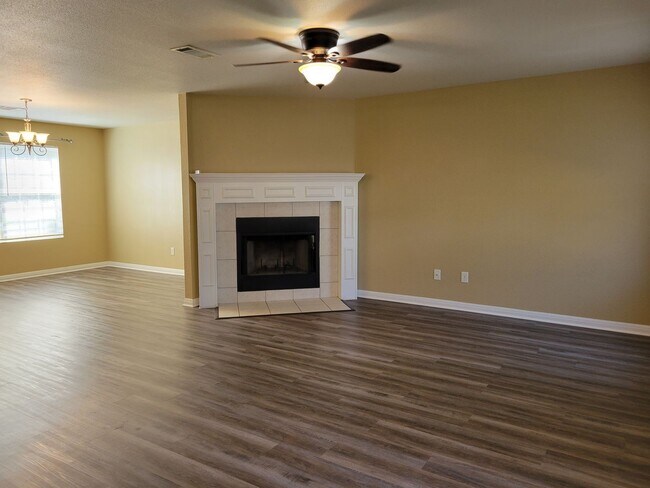 Building Photo - 2611 Echo Dr