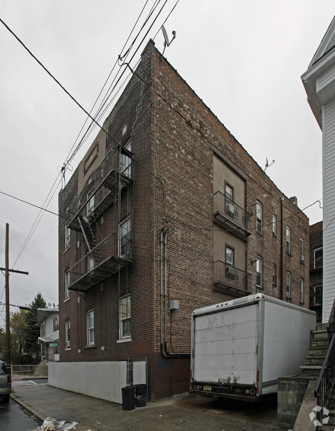 Building Photo - 182 Garfield Ave