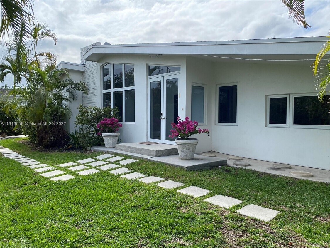 Foto principal - 20100 NE 25th Ct