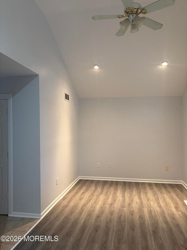 Foto del edificio - 211 Anthony Ave