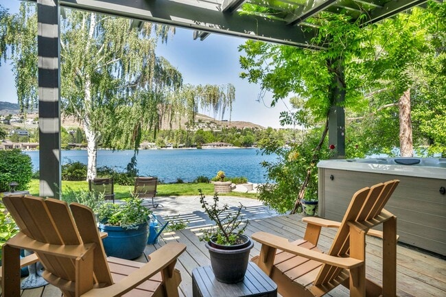 Foto del edificio - LAKEFRONT LUXURY ON LAKE STANLEY | FULLY FURNISHED + UTILITIES INCLUDED IN GUARDED LAKERIDGE SHORES