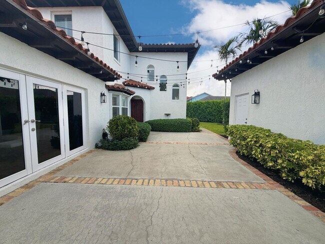 Building Photo - 6401 Travis Rd