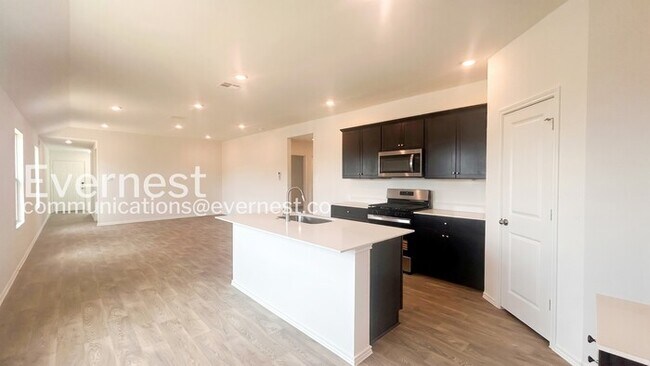 Foto del edificio - 3 Bed/2 Bath Home with Garage / Pet-Friendly / Vouchers Accepted / Available Now!