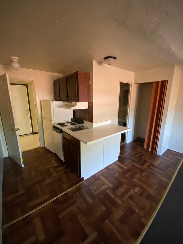 52 Westfield St, West Springfield, MA 01089 Apartments West