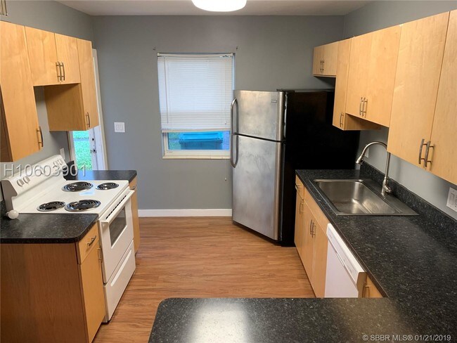 Building Photo - 204 SW 1st Ave