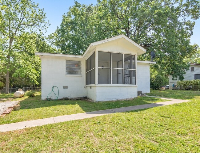 Building Photo - 322 Hillcrest St