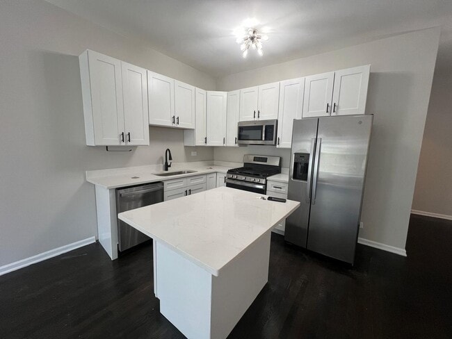 Foto del edificio - Sun Drenched Updated Logan Square 1 bed