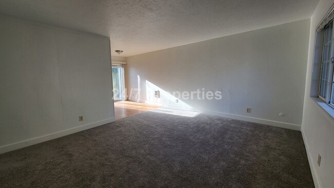 Building Photo - 634 N Watts St