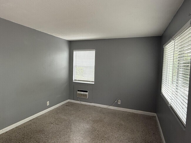 Foto del edificio - 1118 N H St