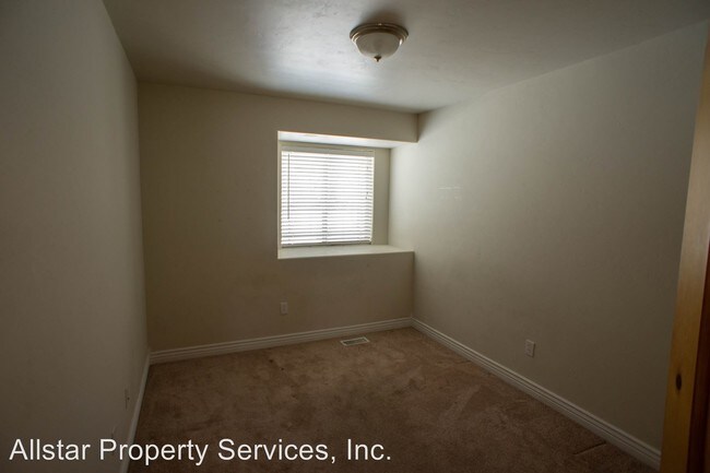 Building Photo - 4 br, 2.5 bath House - 1451 Woodside Blvd