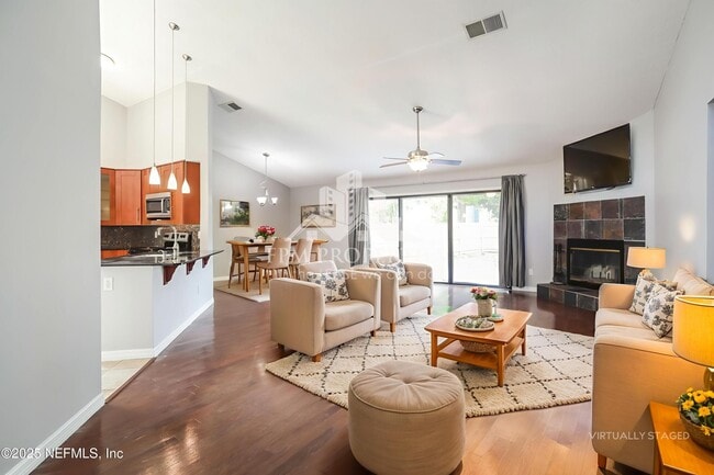 Foto del edificio - 8038 Loch Lomond Ln