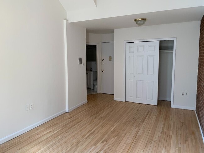 Building Photo - 173 W 85th St