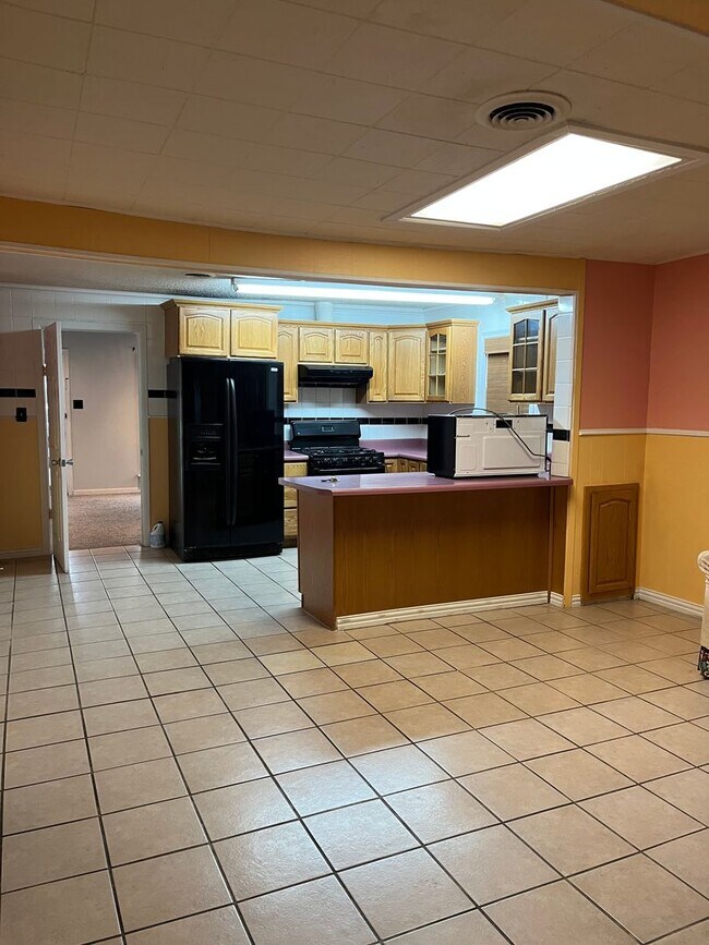 Building Photo - 3bedroom with outside studio in the back c...
