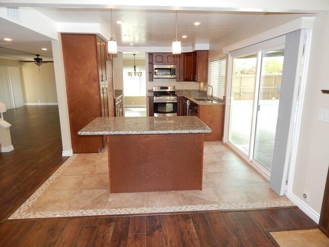 Foto del edificio - Beautiful 4 Bedroom 2.5 Bath Detached Home in Bonita