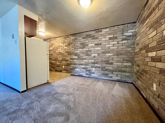Building Photo - Amazing One Bedroom on the Second Floor! B...