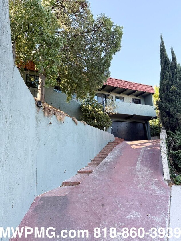 Foto principal - 4Bed 3Bath Woodland Hills home is an absol...