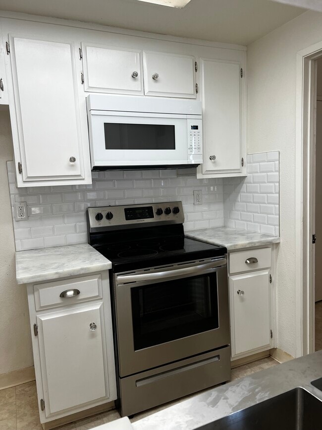 Cocina actualizada - 9012 Cornwall Dr