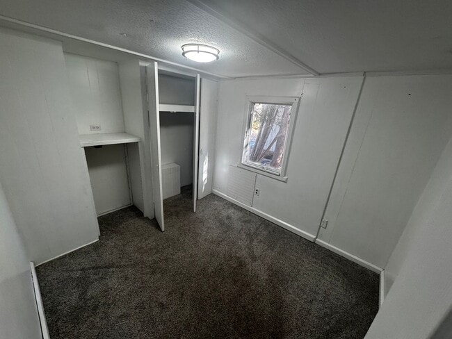 Building Photo - Great duplex 3 bed 1 bath townhome.