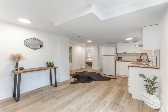 Building Photo - 2093 Saunderson Dr