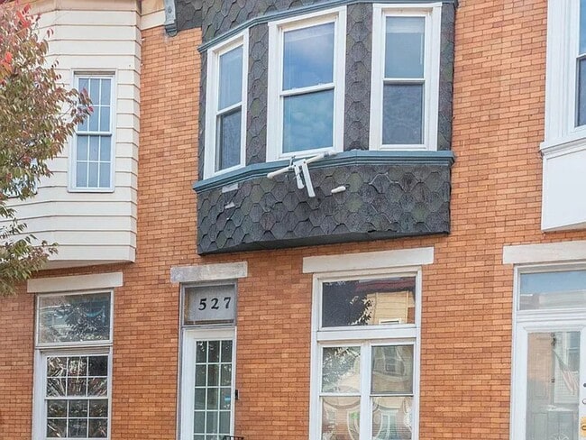 Building Photo - Spacious 3 Bedroom Townhome