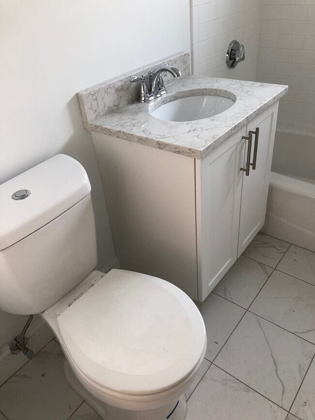 Building Photo - 2Br/1Bth apartment available June 1, 2026. Great location. Laundry in building!