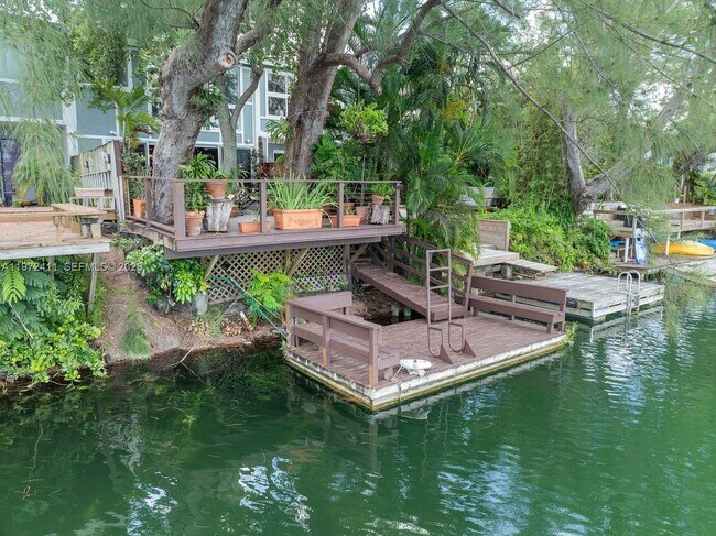 Foto del edificio - 4905 SW 71st Pl