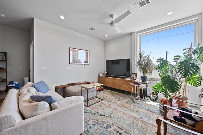 Foto del edificio - 1800 E 4th St