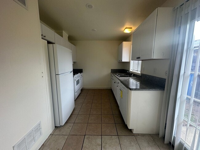 Foto del edificio - 929 Roselawn Ave #A, Modesto