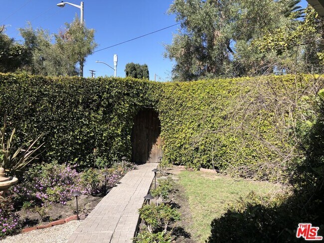 Foto del edificio - 560 Croft Ave