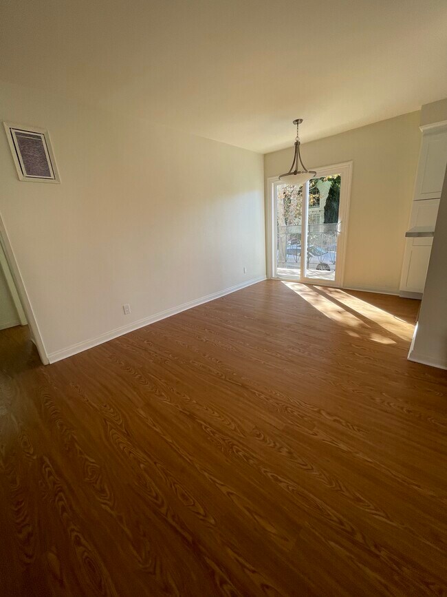 Foto del edificio - 8437 Blackburn Ave