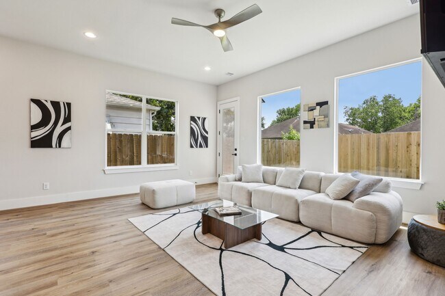 Foto del edificio - 3722 Nathaniel Brown St